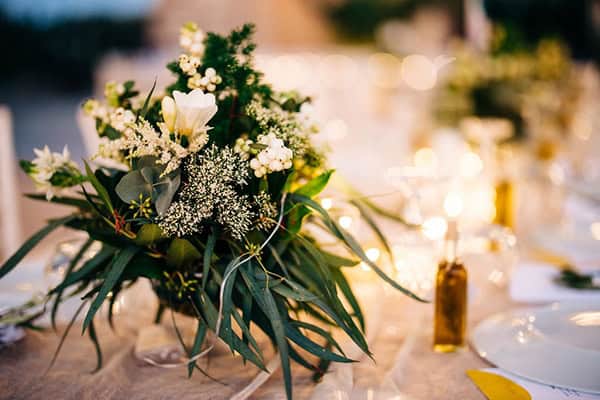 Υπέροχος στολισμός τραπεζιού δεξίωσης με λουλούδια