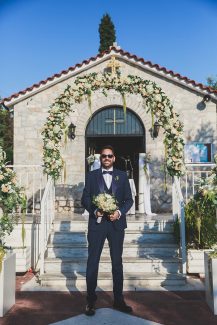 Πανέμορφη αψίδα λουλουδιών για την είσοδο εκκλησίας σε παστέλ αποχρώσεις Πανέμορφη αψίδα λουλουδιών για την είσοδο εκκλησίας σε παστέλ αποχρώσεις