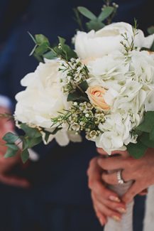 Ρομαντική νυφική ανθοδέσμη από παιώνιες και τριαντάφυλλα Ρομαντική νυφική ανθοδέσμη από παιώνιες και τριαντάφυλλα