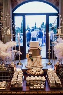 Μοντέρνος στολισμός dessert table με γεωμετρικά διακοσμητικά