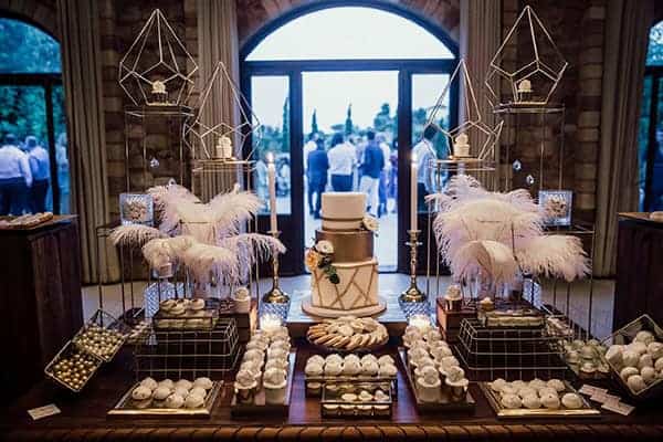 Μοντέρνος στολισμός dessert table με γεωμετρικά διακοσμητικά