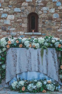 Eντυπωσιακός στολισμός για το γαμήλιο τραπέζι με πλούσιο ανθοστολισμό Eντυπωσιακός στολισμός για το γαμήλιο τραπέζι με πλούσιο ανθοστολισμό