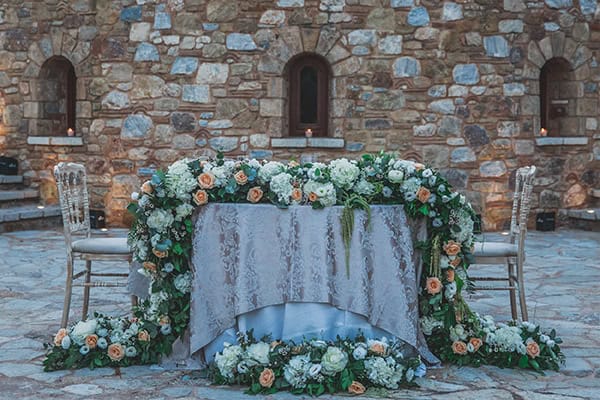 Eντυπωσιακός στολισμός για το γαμήλιο τραπέζι με πλούσιο ανθοστολισμό