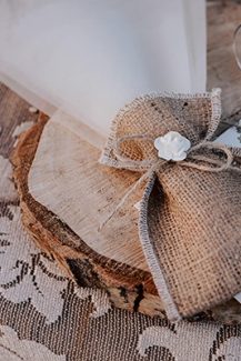 Ρουστίκ μπομπονιέρα – πουγκί γάμου από λινάτσα