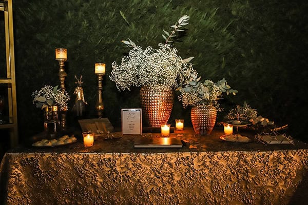 Elegant dessert table με baby breath