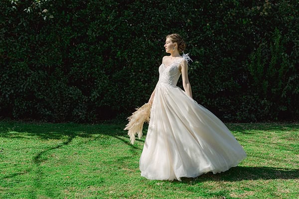 dreamy-rustic-elegant-styled-shoot-stunning-wedding-dresses_05z