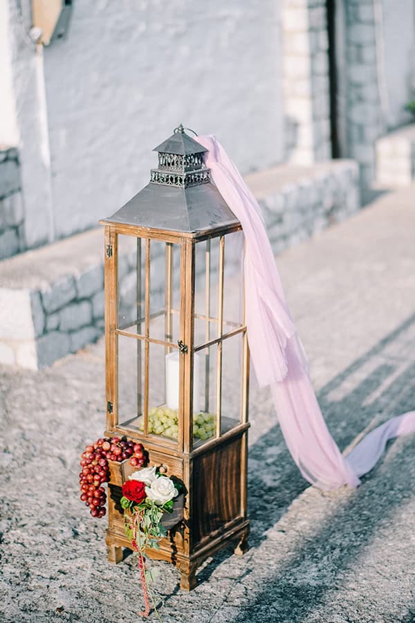 Υπέροχος στολισμός εισόδου εκκλησίας με φαναράκια Υπέροχος στολισμός εισόδου εκκλησίας με φαναράκια