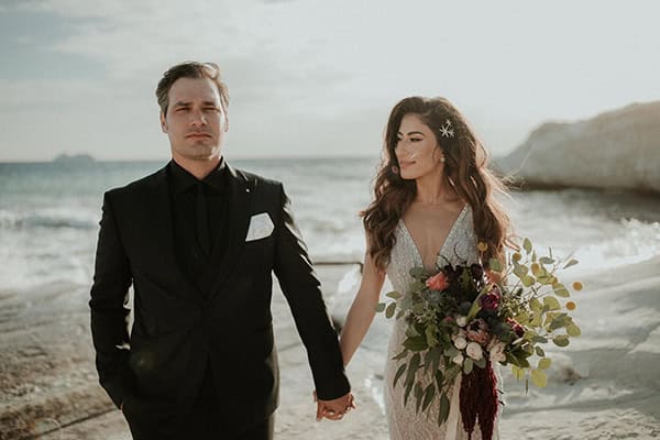 Elegant φθινοπωρινός γάμος στη Λεμεσό με πλούσιο ανθοστολισμό στα χρώματα του coral, κόκκινου και πράσινου │Μαρία & Μιχάλης