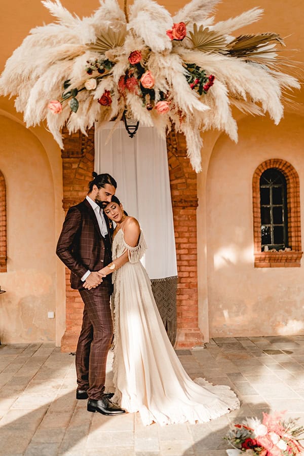 Bohemian στολισμός εισόδου εκκλησίας με εντυπωσιακά pampas grass και τριαντάφυλλα σε έντονα χρώματα Bohemian στολισμός εισόδου εκκλησίας με εντυπωσιακά pampas grass και τριαντάφυλλα σε έντονα χρώματα