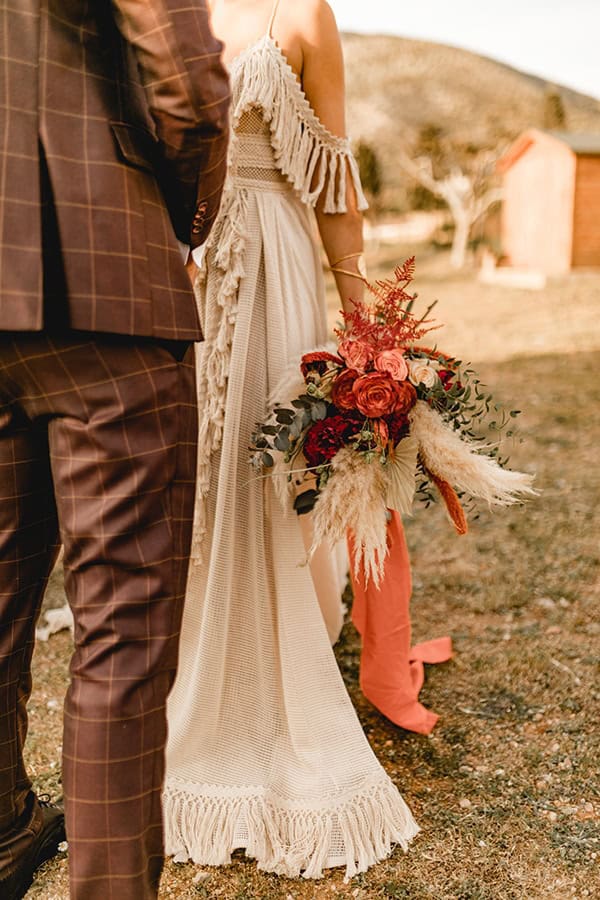 Bohemian ανθοδέσμη με pampas grass και τριαντάφυλλα σε έντονα χρώματα