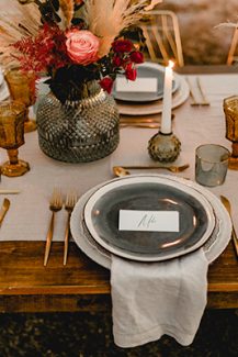 Vintage στολισμός τραπεζιού με χρυσές πινελιές και bohemian touches Vintage στολισμός τραπεζιού με χρυσές πινελιές και bohemian touches