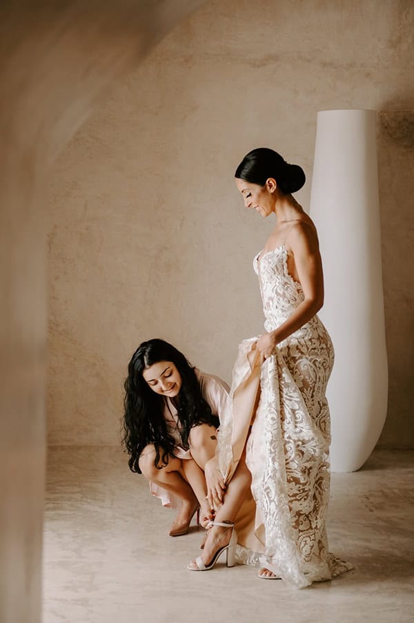 magical-wedding-Santorini-romantic-floral-design-unforgetable-wedding-party_05x