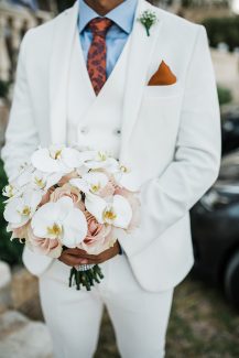 Ρομαντική νυφική ανθοδέσμη με ορχιδέες και τριαντάφυλλα σε απαλές ροζ αποχρώσεις