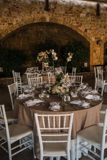 Υπέροχος στολισμός τραπεζιού δεξίωσης με ορχιδέες και τριαντάφυλλα σε παστέλ χρώματα