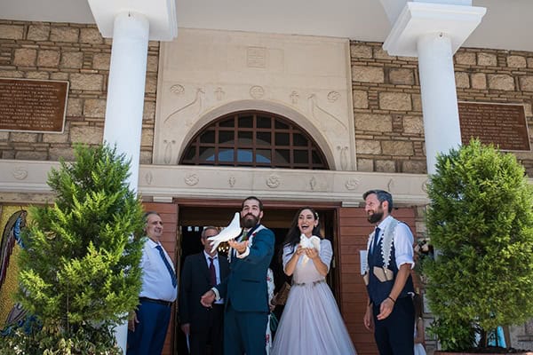 romantic-summer-wedding-athens-roses-red-white-tones_26