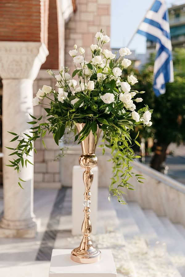 Στολισμός εισόδου εκκλησίας με rose gold αμφορείς και λευκές παιώνιες