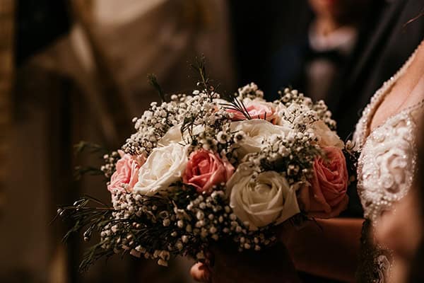 Στρογγυλή νυφική ανθοδέσμη με τριαντάφυλλα και γυψοφίλη Στρογγυλή νυφική ανθοδέσμη με τριαντάφυλλα και γυψοφίλη