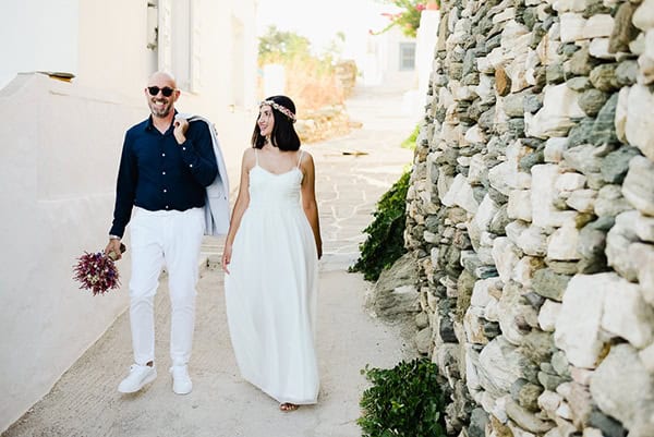 romantic-summer-wedding-sifnos-flowers-fuchsia-purple-touches_04