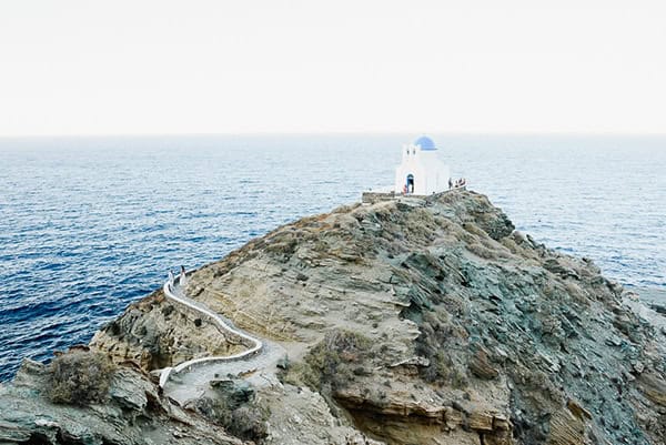 romantic-summer-wedding-sifnos-flowers-fuchsia-purple-touches_05x