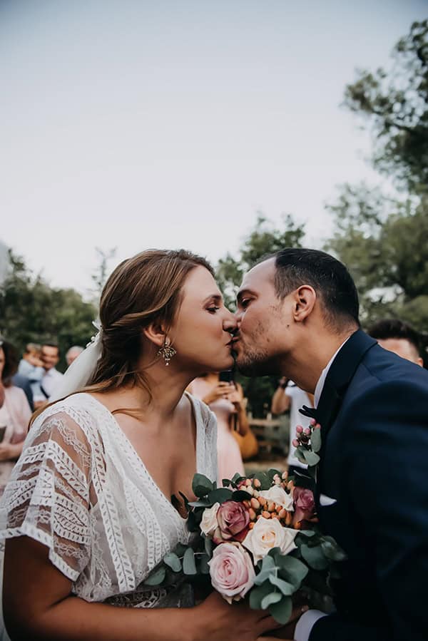 rustic-summer-wedding-athens-roses-white-dusty-pink-hues_01x