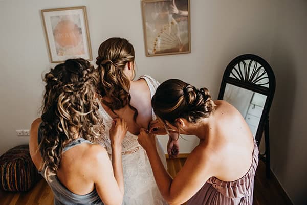 rustic-summer-wedding-athens-roses-white-dusty-pink-hues_04x