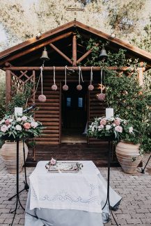 Υπέροχος στολισμός λαμπάδων εκκλησίας με τριαντάφυλλα σε λευκές και ροζ αποχρώσεις