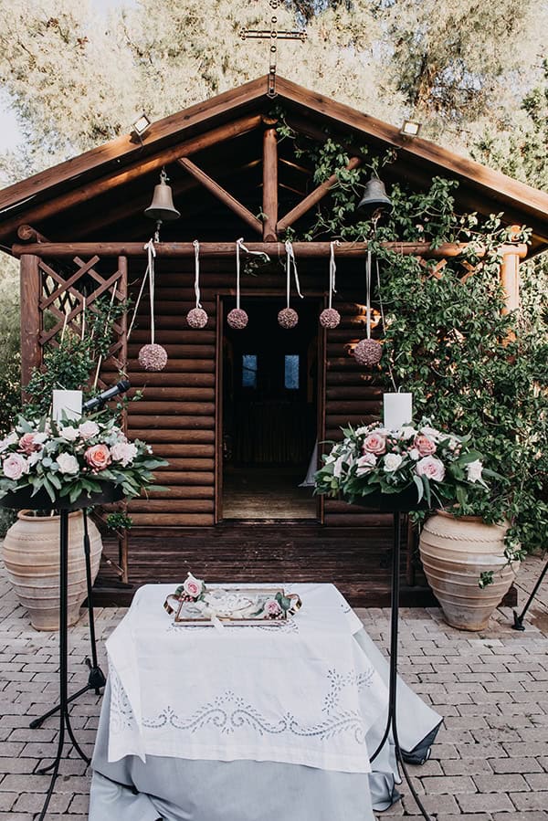 Υπέροχος στολισμός λαμπάδων εκκλησίας με τριαντάφυλλα σε λευκές και ροζ αποχρώσεις