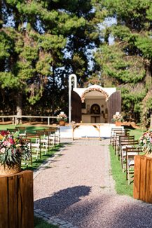 Ρουστίκ στολισμός εισόδου εκκλησίας με λουλούδια σε πολύχρωμους τόνους