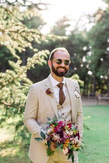 Νυφική ανθοδέσμη με λεβάντα και άλλα πολύχρωμα λουλούδια