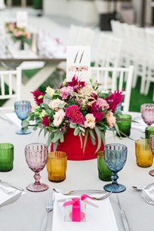 Μοντέρνος στολισμός τραπεζιού δεξίωσης σε πολύχρωμες αποχρώσεις