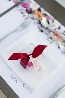 Όμορφη μπομπονιέρα – κουτάκι με κορδέλα σε φούξι χρώμα