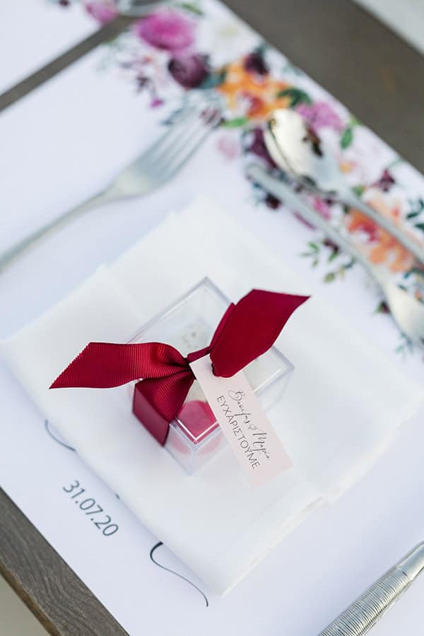 Όμορφη μπομπονιέρα – κουτάκι με κορδέλα σε φούξι χρώμα