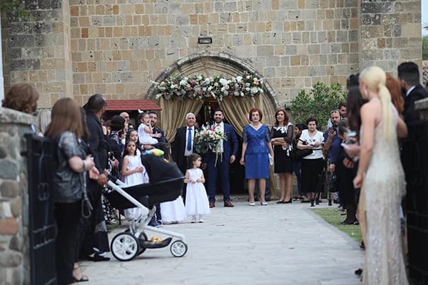 spring-wedding-nicosia-romantic-details-stunning-floral-design_10