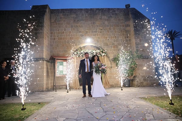 spring-wedding-nicosia-romantic-details-stunning-floral-design_13