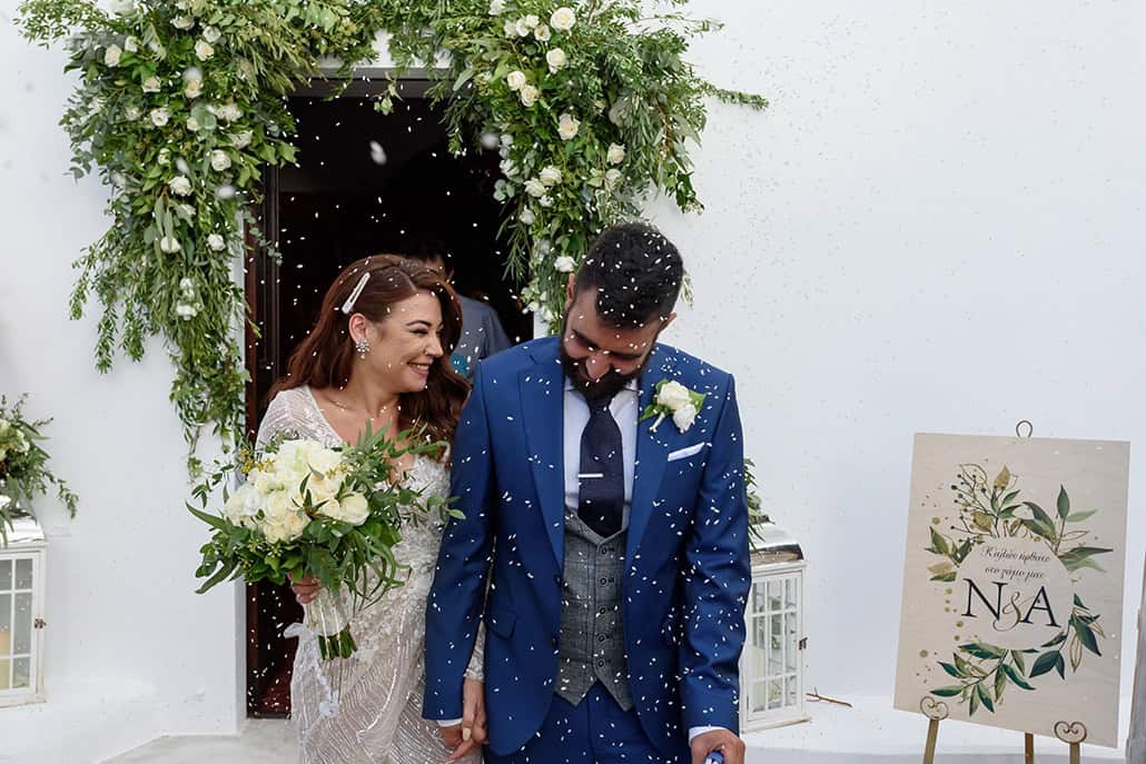 Ένας υπέροχος φθινοπωρινός γάμος στην πανέμορφη Σαντορίνη με ελιά και λευκά τριαντάφυλλα │ Άννα & Νίκος