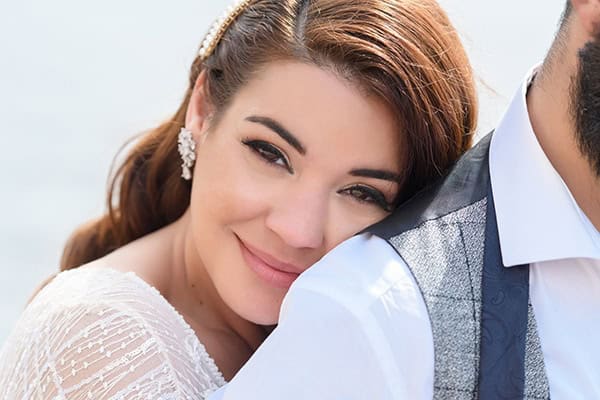 stunning-fall-wedding-beautiful-santorini-island-olive-branches-white-roses_02