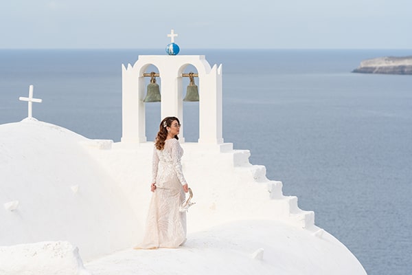 stunning-fall-wedding-beautiful-santorini-island-olive-branches-white-roses_02x
