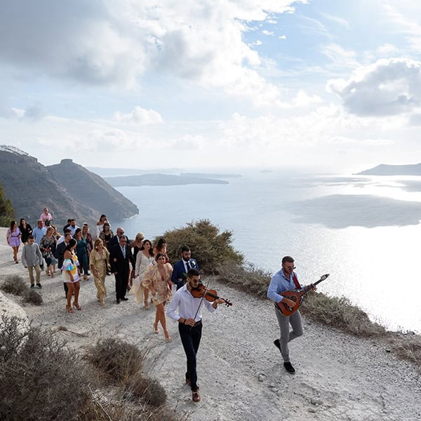 stunning-fall-wedding-beautiful-santorini-island-olive-branches-white-roses_14