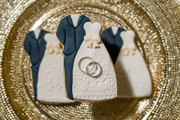 stunning-fall-wedding-beautiful-santorini-island-olive-branches-white-roses_23