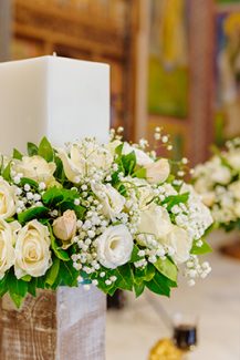 Ρομαντικός στολισμός λαμπάδων εκκλησίας σε ξύλινα stands