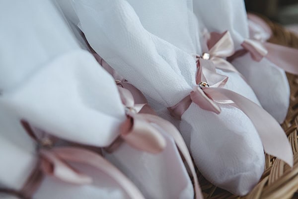 Υπέροχες μπομπονιέρες με ρομαντικά στοιχεία σε λευκό χρώμα Υπέροχες μπομπονιέρες με ρομαντικά στοιχεία σε λευκό χρώμα