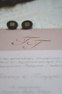 Υπέροχες προσκλήσεις γάμου σε λευκές και απαλές ροζ αποχρώσεις