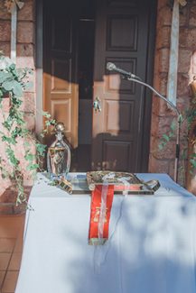 Ρομαντικός στολισμός λαμπάδων εκκλησίας με λευκές παιώνιες και ευκάλυπτο