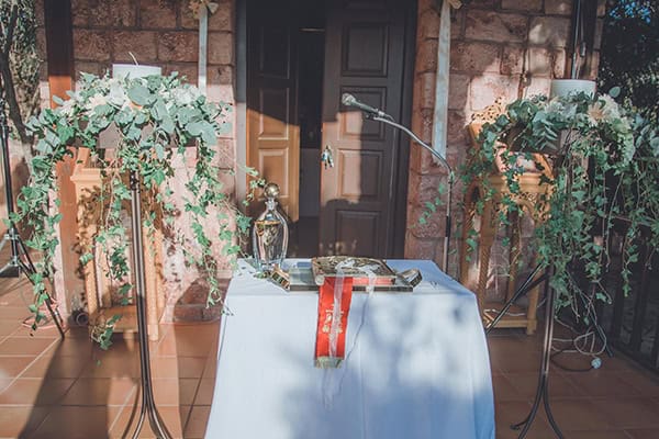 Ρομαντικός στολισμός λαμπάδων εκκλησίας με λευκές παιώνιες και ευκάλυπτο