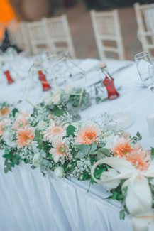 Ρομαντικός στολισμός γαμήλιου τραπεζιού με ανοιξιάτικα λουλούδια σε coral αποχρώσεις Ρομαντικός στολισμός γαμήλιου τραπεζιού με ανοιξιάτικα λουλούδια σε coral αποχρώσεις