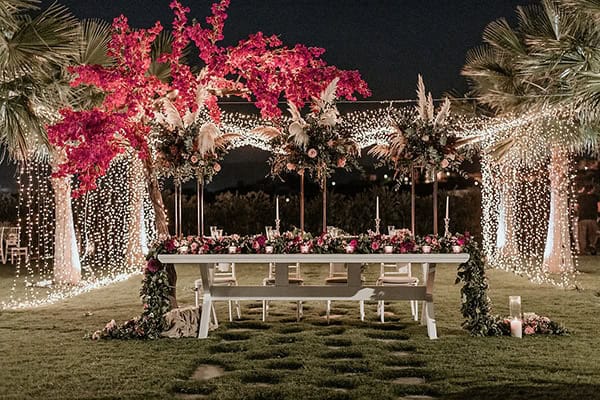 Yπέροχες ιδέες διακόσμησης για ένα ρομαντικό γάμο με εντυπωσιακό ανθοστολισμό και ατμοσφαιρικό φωτισμό