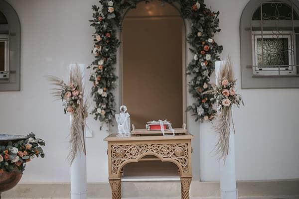 Ρομαντικός στολισμός λαμπάδων εκκλησίας με μποεμ πινελιές Ρομαντικός στολισμός λαμπάδων εκκλησίας με μποεμ πινελιές