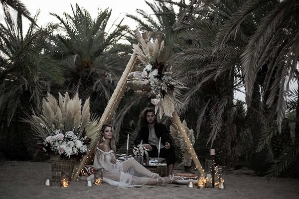 Boho chic styled shoot στην παραλία με τροπικά pampas grass και τριαντάφυλλα σε light – pink αποχρώσεις