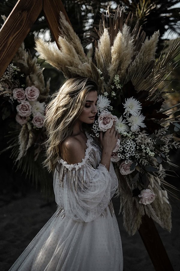 boho-chic-styled-shoot-beach-tropical-pampas-grass-roses-light-pink-hues_01