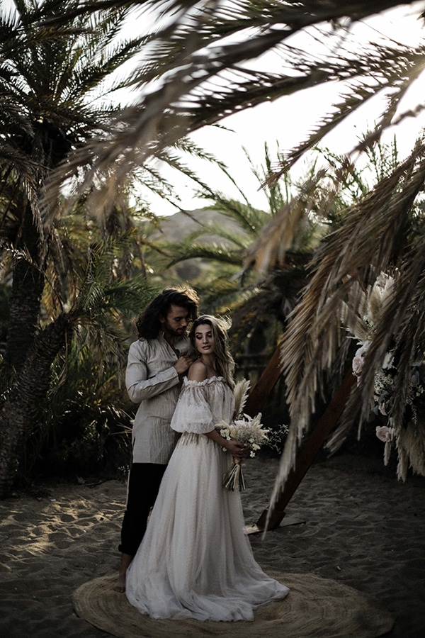 boho-chic-styled-shoot-beach-tropical-pampas-grass-roses-light-pink-hues_06